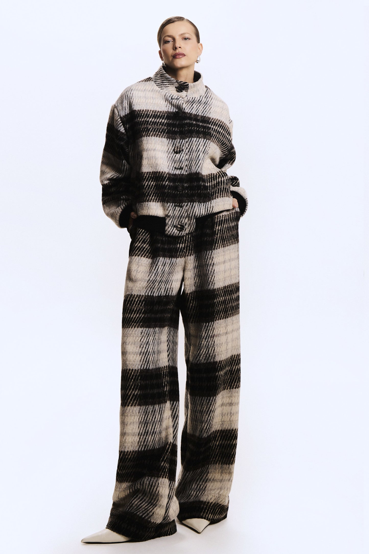 CALCA RETA XADREZ COM PREGAS FRONTAIS MARROM