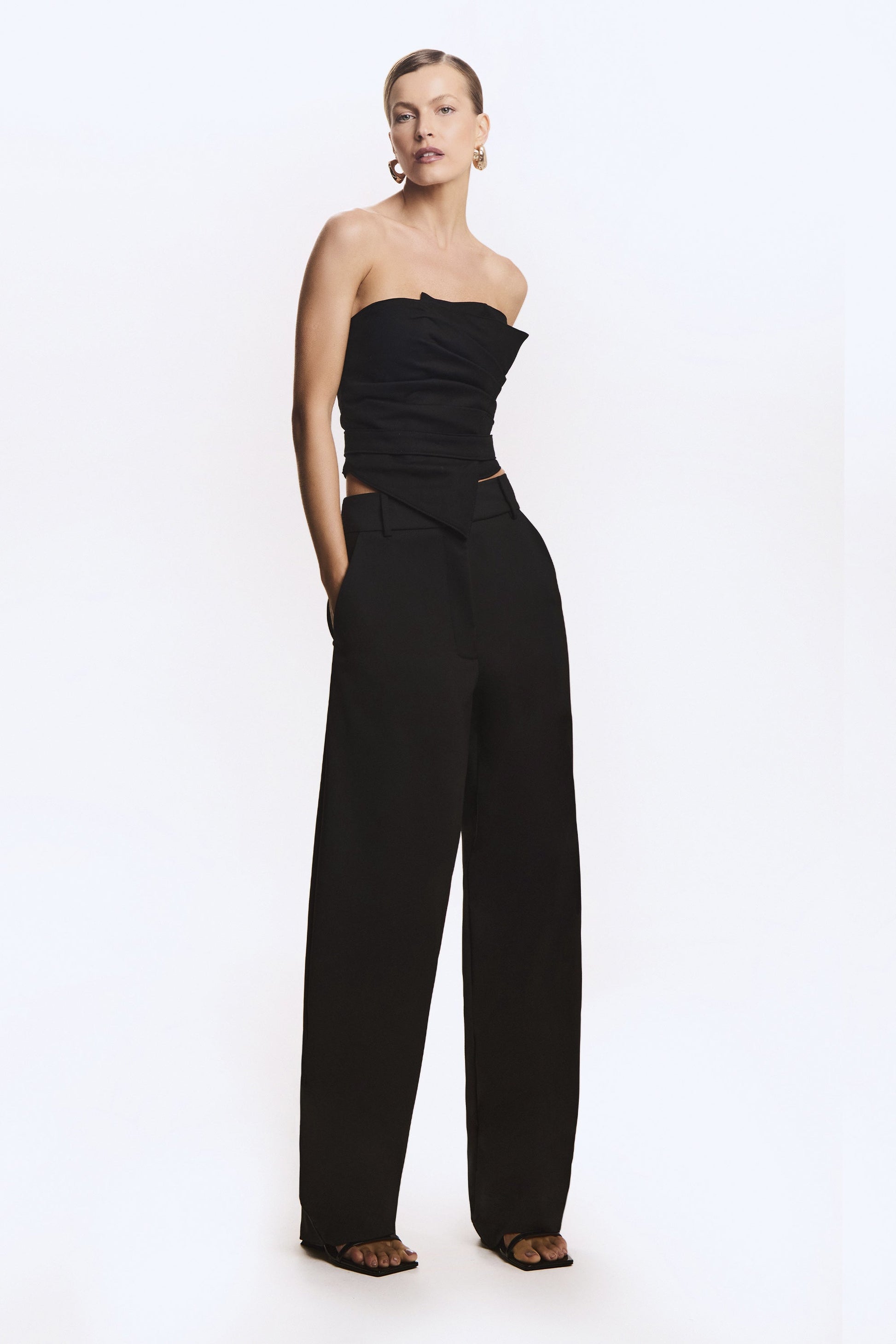 CALCA BAGGY ALFAIATARIA COM BOLSOS COSTAS PRETO