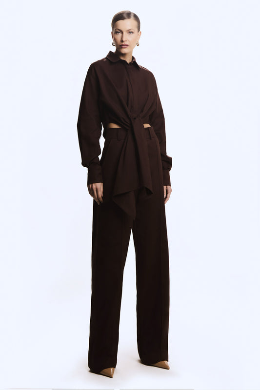 CALCA RETA FRISO FRONTAL E BOLSO COSTAS MARROM ESCURO