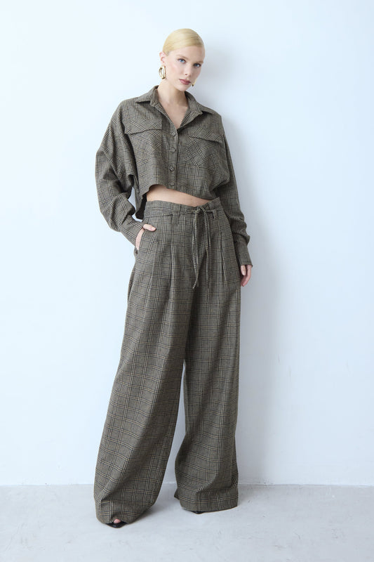 CALCA PANTALONA PREGA FRONTAL AMARRACAO CINTURA MARROM