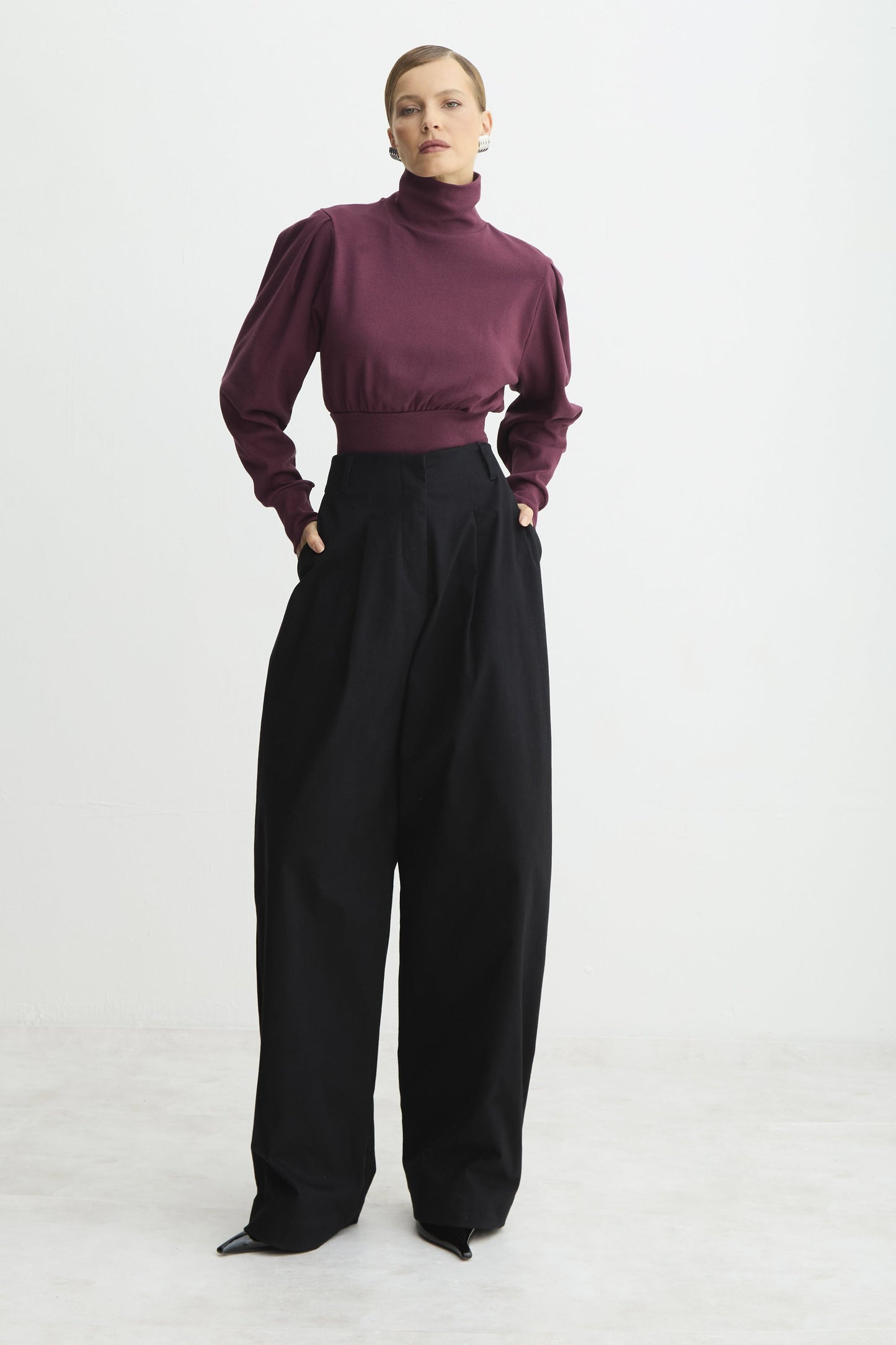 CALCA BAGGY PREGA FRONTAL RECORTE V COSTAS PRETO